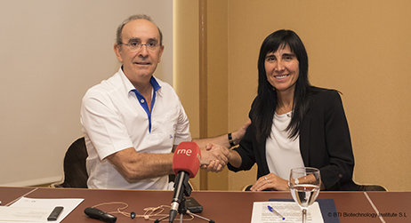 Eduardo Anitua y Nekane Balluerka sellan el acuerdo entre la Fundación y la UPV/EHU